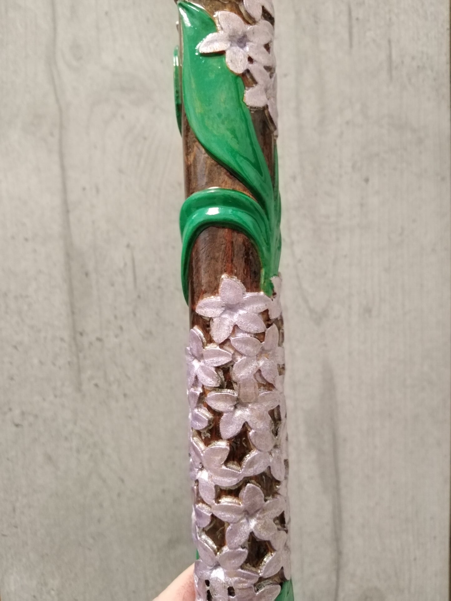 Carved wooden cane with geocinthes